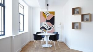 Adiós a los Cuadros Pequeños: La Revolucionaria Tendencia en Decoración de Paredes que Transformará tu Hogar