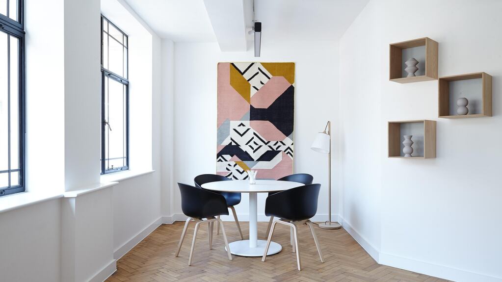 Adiós a los Cuadros Pequeños: La Revolucionaria Tendencia en Decoración de Paredes que Transformará tu Hogar
