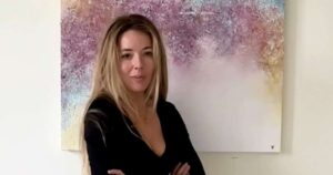 Cómo decorar un piso pequeño: Evita que los cuadros grandes se vean encajonados en espacios reducidos