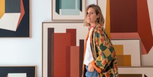 Descubre a la pintora catalana que conquista con sus vibrantes cuadros abstractos y decorativos