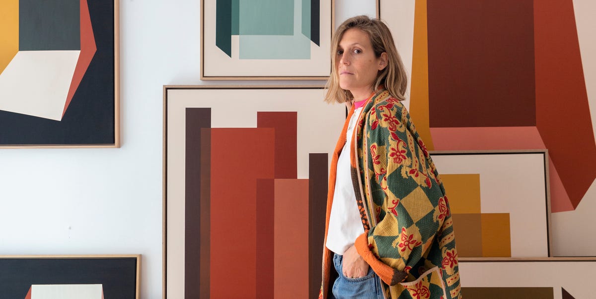 Descubre a la pintora catalana que conquista con sus vibrantes cuadros abstractos y decorativos