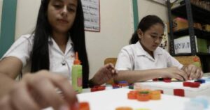 Creatividad al Máximo: Estudiantes Transforman Tapones de Refrescos en Hermosos Cuadros Decorativos