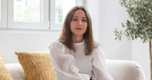 Cómo elegir cuadros decorativos neutros para salones con mobiliario grande