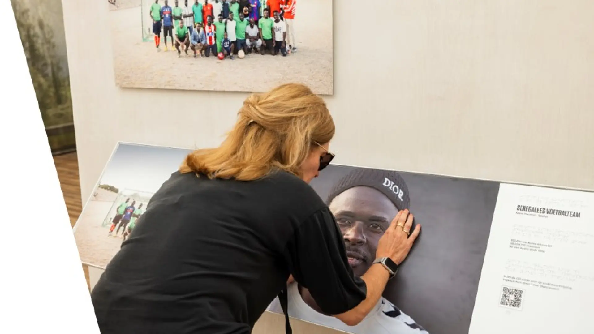 World Unseen: Exposición Fotográfica en Relieve para Personas con Discapacidad Visual que Cuenta Historias Impactantes