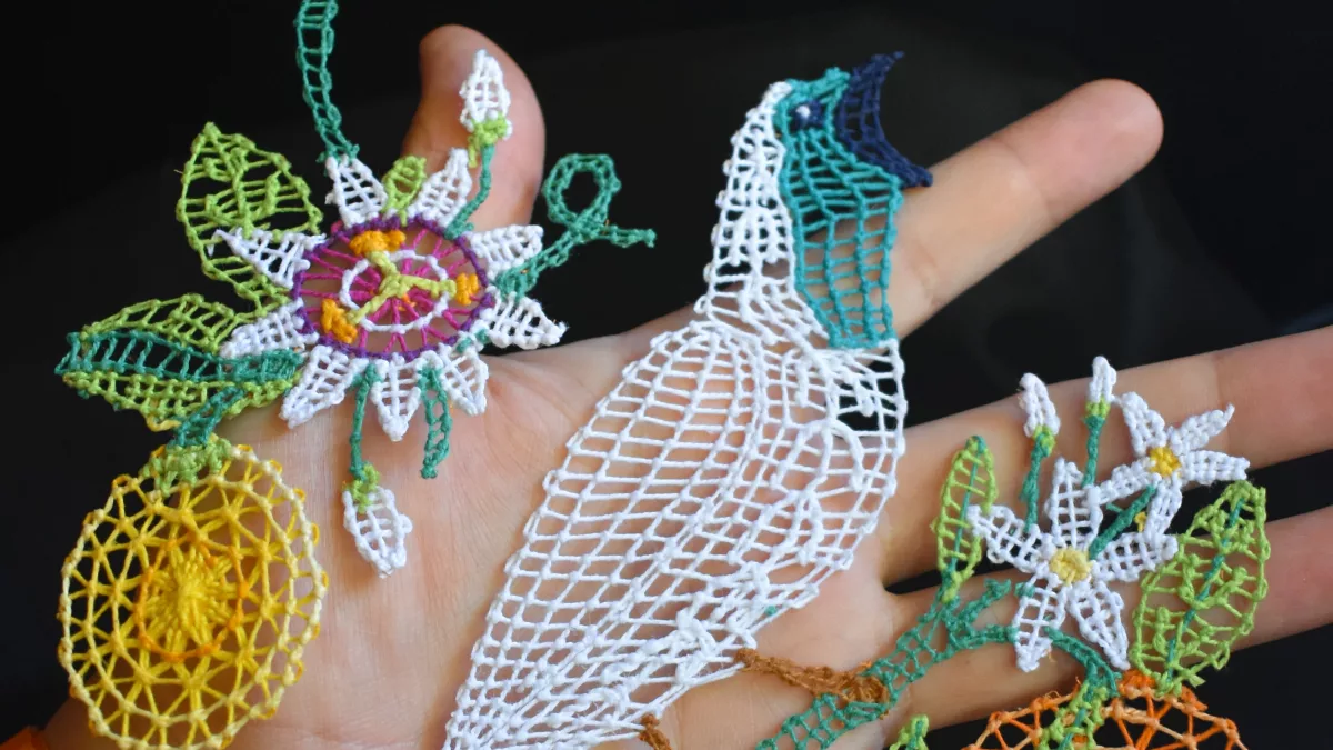 Transformando el Ñandutí en Arte: Aros y Llaveros Únicos Creado por un Joven Emprendedor de 22 Años