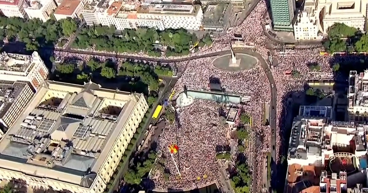 Espectacular multitud en la plaza de Colón: Acompañando al Papa en la Misa de Cibeles