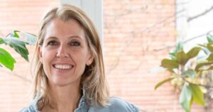 Clara Masllorens, interiorista, revela cómo lograr una cocina espectacular: ¡la clave está en un cuadro, un libro elegante o plantas!