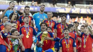 La impactante controversia de Argentina en la final del Mundial: el momento en que ignoraron al campeón España al levantar la Copa