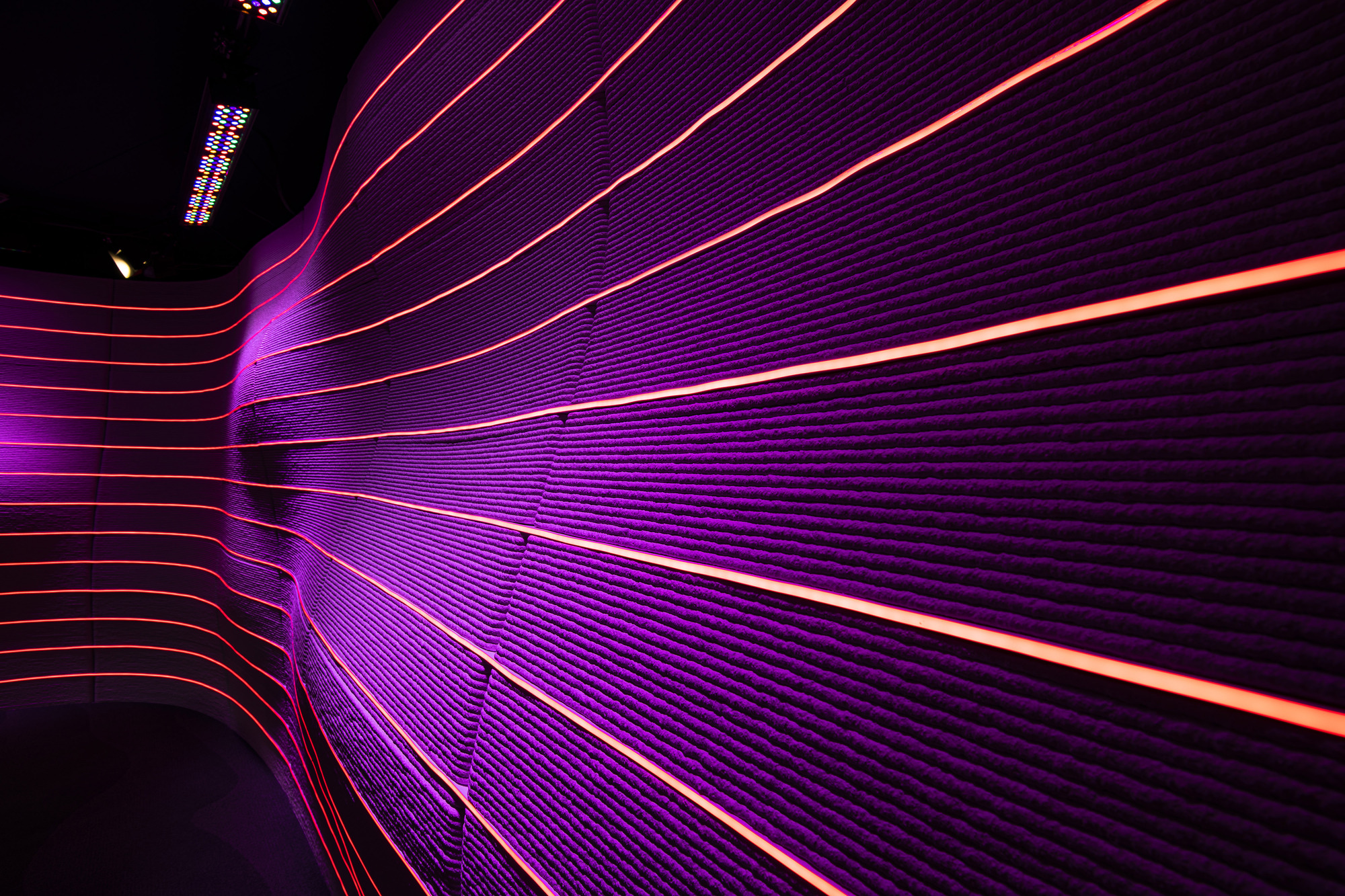 Descubre la Galería de 'El Primero del Mundo': Impresión 3D y Iluminación LED Inteligente